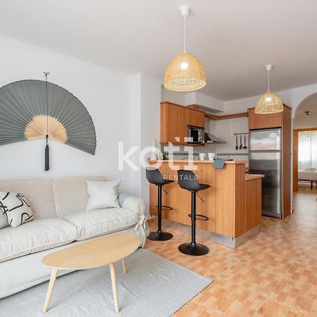Koti Rentals - Sandy Beach Apartment Фуeнхирола Екстериор снимка