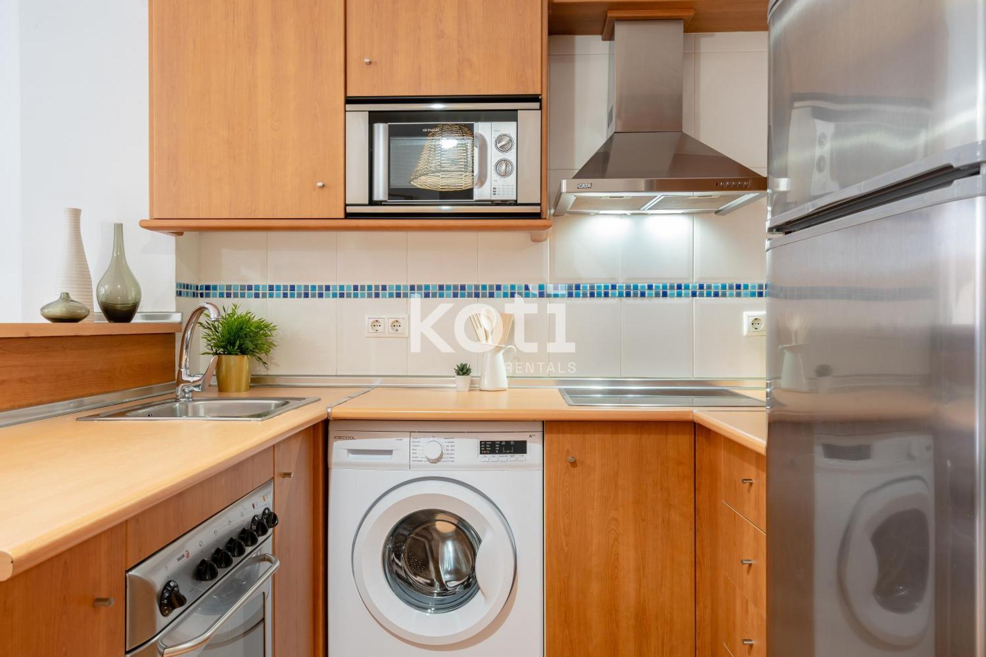 Koti Rentals - Sandy Beach Apartment Фуeнхирола Екстериор снимка