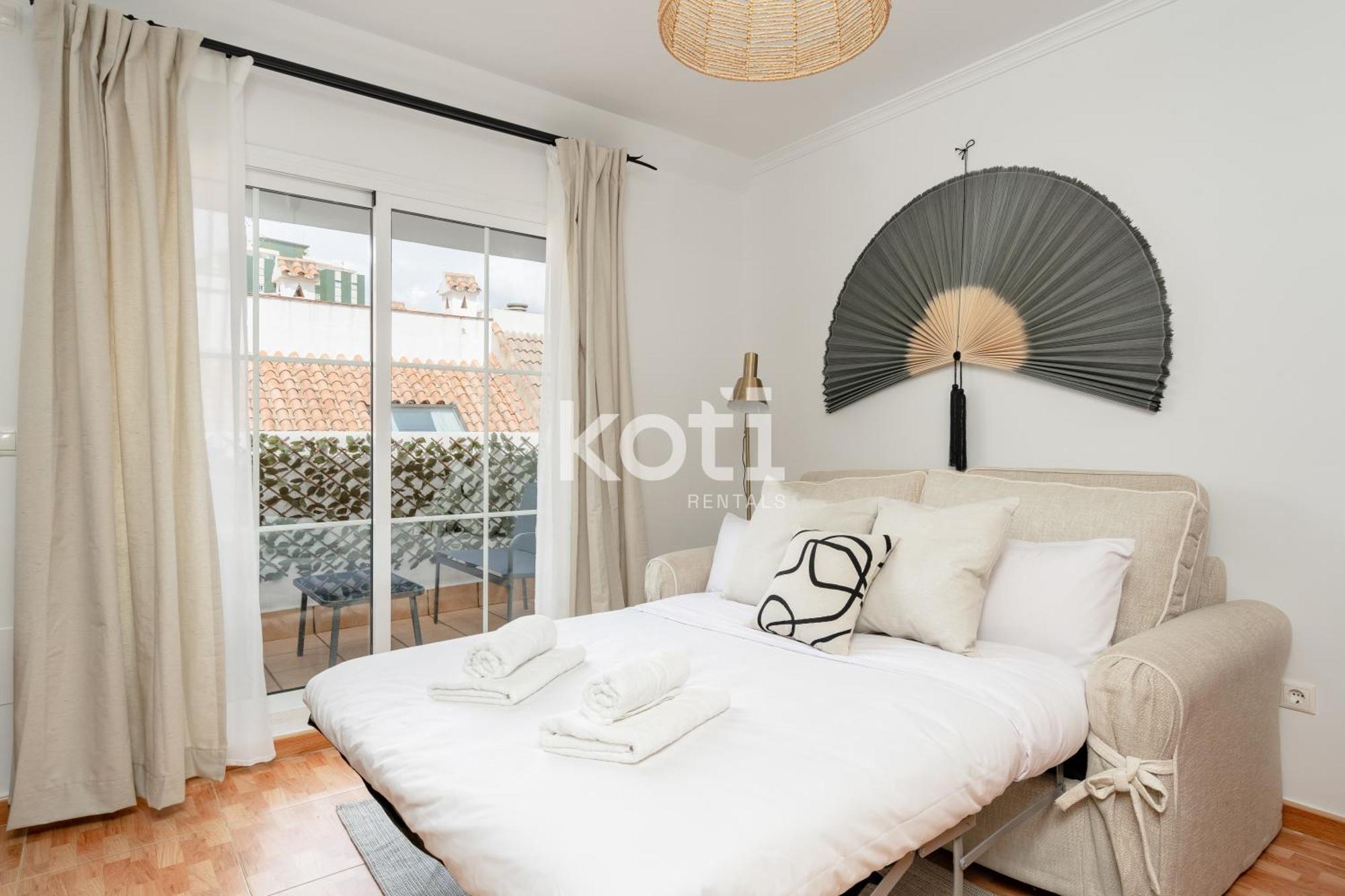 Koti Rentals - Sandy Beach Apartment Фуeнхирола Екстериор снимка