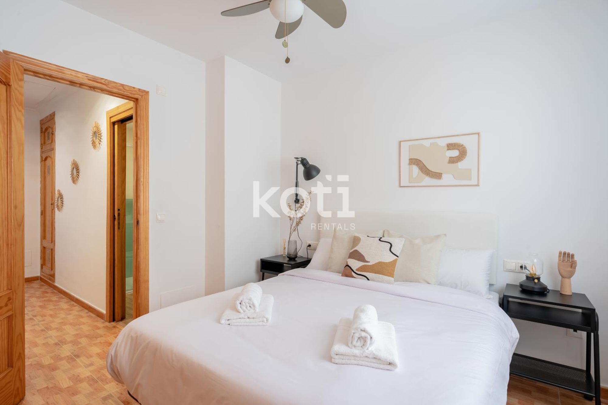 Koti Rentals - Sandy Beach Apartment Фуeнхирола Екстериор снимка