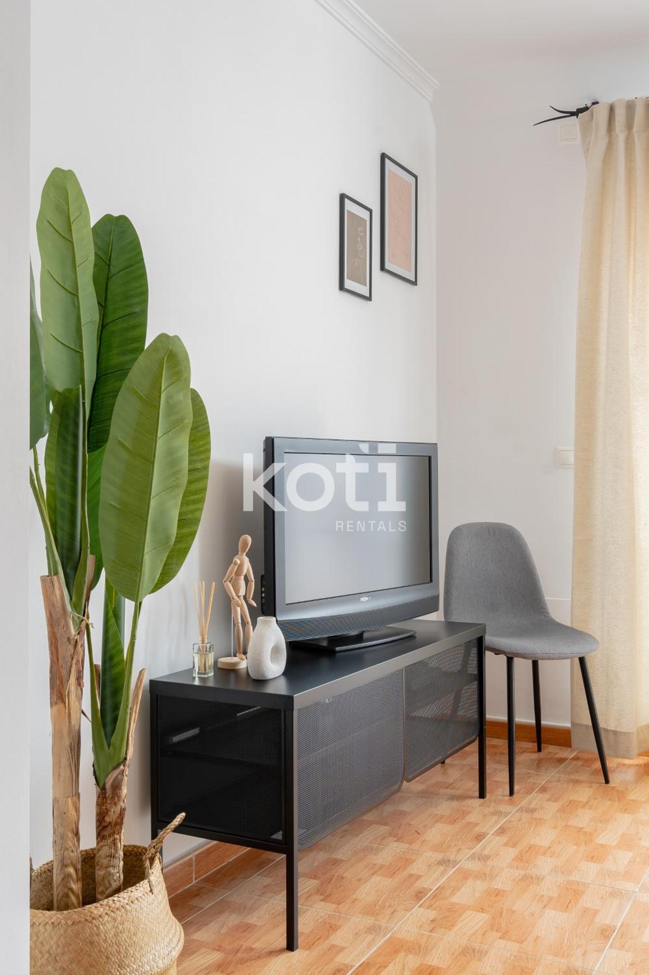 Koti Rentals - Sandy Beach Apartment Фуeнхирола Екстериор снимка